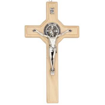 Croix de saint Benoit en bois clair, hauteur 21 cm..