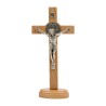 Croix de saint Benoit en bois clair sur socle, hauteur 20,7 cm..