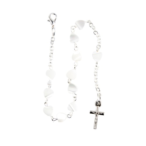 Bracelet dizainier sur chaine couleur argentée grains nacre forme cœur, Ø 7 mm, avec croix métal..