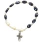 Bracelet dizainier sur élastique pour enfant grains nacrés et tachetés avec croix métal..