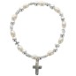 Bracelet dizainier sur élastique grains nacrés et grains forme croix avec croix métal..