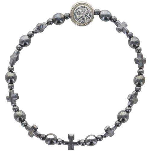 Bracelet dizainier sur élastique grains en hématite rond et forme croix, avec médaille saint Benoit..