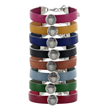 Bracelet en cuir de 10 mm avec coquille de saint Jacques et fermoir, métal de couleur argentée. LOT DE 8 ASSORTIS.