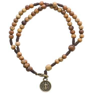 Bracelet de saint Benoît sur corde réglable, avec grains en bois Ø4 et 6 mm..
