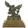 Statue de saint Michel en métal, couleur doré antique, sur socle en bois. Hauteur : 5,5 cm...