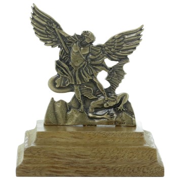 Statue de saint Michel en métal, couleur doré antique, sur socle en bois. Hauteur : 5,5 cm...