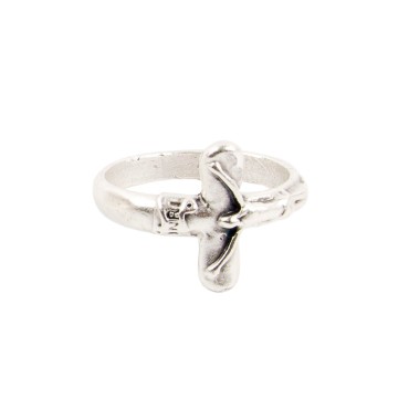 Bague couleur argentée, plusieurs taille, avec croix en relief – Largeur de la croix : 1,7 cm.