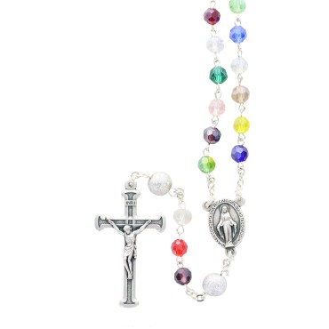 Chapelet grains cristal multicolore, Ø 5 mm sur chaine avec fermoir, croix métal. Livré en boite...