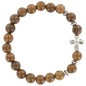 Bracelet sur élastique grains en bois marron Ø 7 mm avec croix métal.