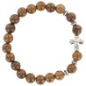 Bracelet sur élastique grains en bois marron Ø 7 mm avec croix métal.