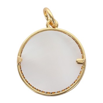 Médaille en coquille naturelle de l ex-voto en laiton dore incrustée de pierres OZ, Ø 1,6 cm . VENDU PAR LOT DE 5.