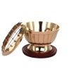 Brûle-encens en laiton ciselé avec grille et socle bois, H 7 cm, Ø 7 cm. Livré en boîte individuelle.