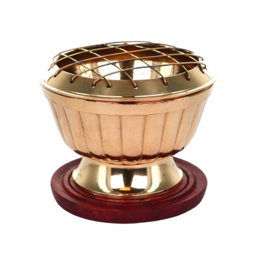 Brûle-encens en laiton ciselé avec grille et socle bois, H 7 cm, Ø 7 cm. Livré en boîte individuelle.
