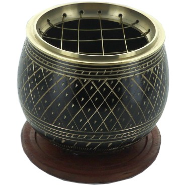 Brûle-encens en aluminium ciselé avec grille et socle bois, H 9 cm, Ø 7,5 cm. Livré en boîte individuelle.