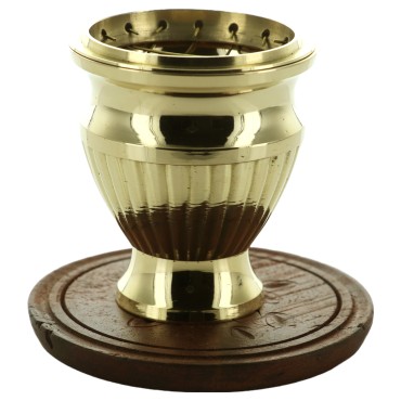 Brûle-encens en laiton ciselé avec grille et socle bois, H 7 cm, Ø 5 cm. Livré en boîte individuelle.