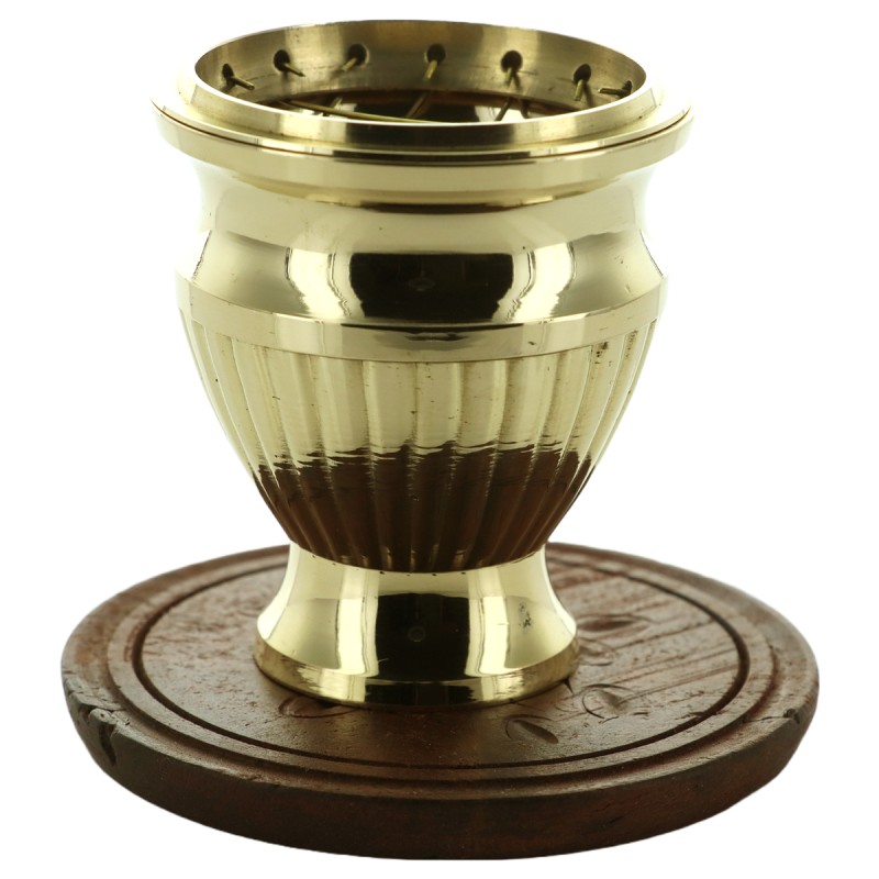 Brûle-encens en laiton ciselé avec grille et socle bois, H 7 cm, Ø 5 cm. Livré en boîte individuelle.