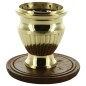 Brûle-encens en laiton ciselé avec grille et socle bois, H 7 cm, Ø 5 cm. Livré en boîte individuelle.