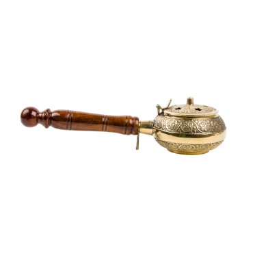 Brule encens en laiton ciselé avec poignée bois, longueur 22 cm, hauteur 7 cm, Ø 9 cm. Livré en boite individuelle.