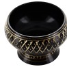 Brûle-encens en laiton noir strié avec grille, H 5 cm, Ø 6 cm. Livré en boîte individuelle.