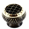 Brûle-encens en laiton noir strié avec grille, H 5 cm, Ø 6 cm. Livré en boîte individuelle.
