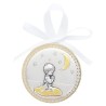 Médaille de berceau plaque laminée argentée et dorée Ø 6.5 cm avec ruban blanc. Livrée en boite. Plusieurs modèles.