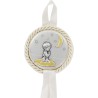 Médaille de berceau en velours blanc ruban torsadé, plaque laminée Ø 6.5 cm avec ruban. Livré en boite. Plusieurs modèles.