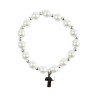Bracelet sur élastique grains nacrés blancs Ø 7 mm avec croix métal.