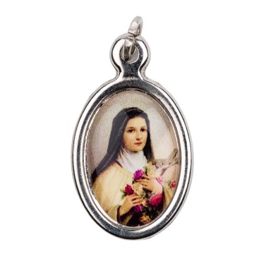 Médaille métal couleur argentée ovale H.2,5 cm avec résine, plusieurs saints.