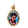 Médaille métal couleur dorée ovale H. 2,5 cm avec résine, plusieurs saints.