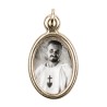 Médaille métal couleur dorée ovale H. 2,5 cm avec résine, plusieurs saints.