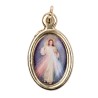 Médaille métal couleur dorée ovale H. 2,5 cm avec résine, plusieurs saints.