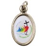 Médaille métal couleur dorée ovale H. 2,5 cm avec résine, plusieurs saints.