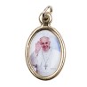Médaille métal couleur dorée ovale H. 2,5 cm avec résine, plusieurs saints.