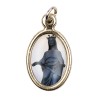 Médaille métal couleur dorée ovale H. 2,5 cm avec résine, plusieurs saints.
