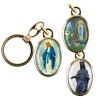 Porte-cles en metal couleur doree H. 3,8 cm avec resine couleur des saints.