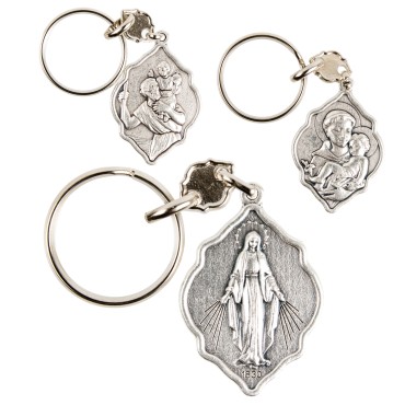 Porte-clés octogonal en métal argenté, H. 4 cm.