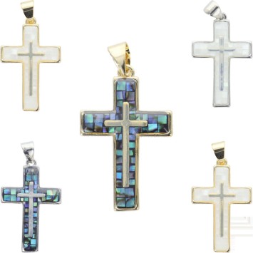 Croix de cou en coquille d'eau douce sur métal couleur argentée et dorée H. 2 cm. Lot de 5 couleurs assorties.