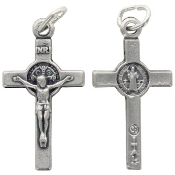 Croix de cou de saint Benoit en métal. Hauteur 2 cm.