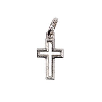 Croix de cou ajourée en métal couleur argentée H. 1,5 cm.