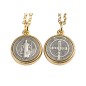 Collier avec chaine couleur dorée L.50 cm, médaille de saint Benoit couleur argentée Ø 2 cm. Livré en boite.