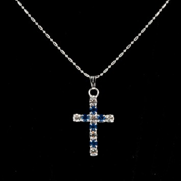 Collier avec chaine couleur argentée L.45 cm, croix en pierres OZ couleur assortie H. 2,7 cm.