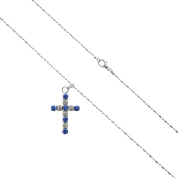 Collier avec chaine couleur argentée L.45 cm, croix en pierres OZ couleur assortie H. 2,7 cm.