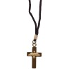 Croix de cou en bois, avec l’Esprit Saint doré. Hauteur : 3 cm, cordon de 30 cm.