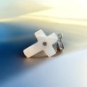 Croix de cou en coquille naturelle avec pierres OZ au centre, H. 2 cm.