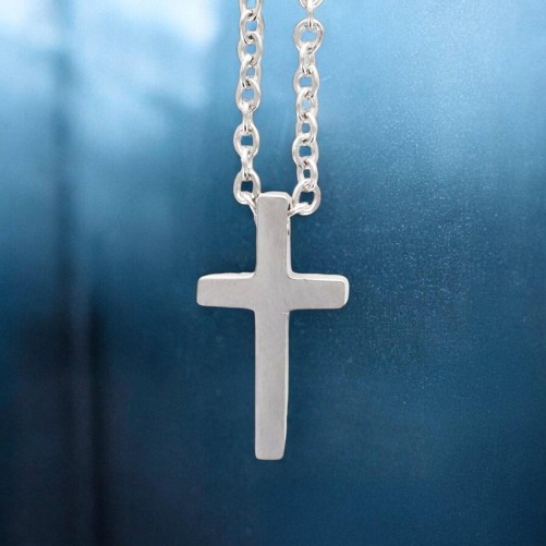 Collier avec chaine et croix H. 1.5 cm en acier inoxydable de couleur argente. L 45 cm ajustable.