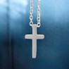 Collier avec chaîne et croix H. 1.5 cm en acier inoxydable de couleur argentée, L 45 cm ajustable.