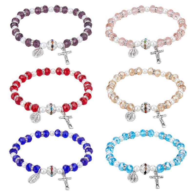 Bracelet sur élastique grains en verre Ø 8 mm avec médaille et croix. LOT DE 6 BRACELETS ASSORTIS.