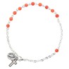 Bracelet sur chaine argentée grains rond en verre Ø 4 mm avec médaille de la Vierge Miraculeuse. Différentes couleurs