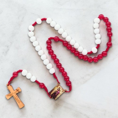 Chapelet scapulaire sur corde, grains ronds verre blanc/rouge Ø7 mm, croix bois avec Christ imprimé.