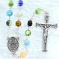 Chapelet sur chaine grains rond en verre style murano Ø 8 mm, croix en métal avec Christ. Longueur jusqu'au cœur 40 cm.